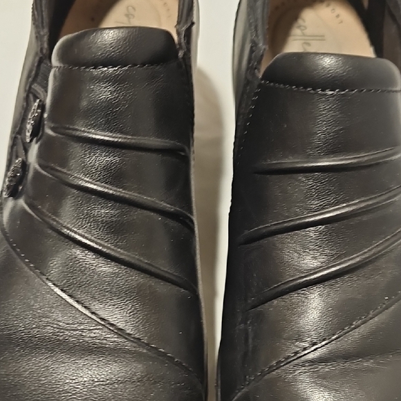 Clarks Women's Black Leather Flats with Button Detail - Picture 5 of 7